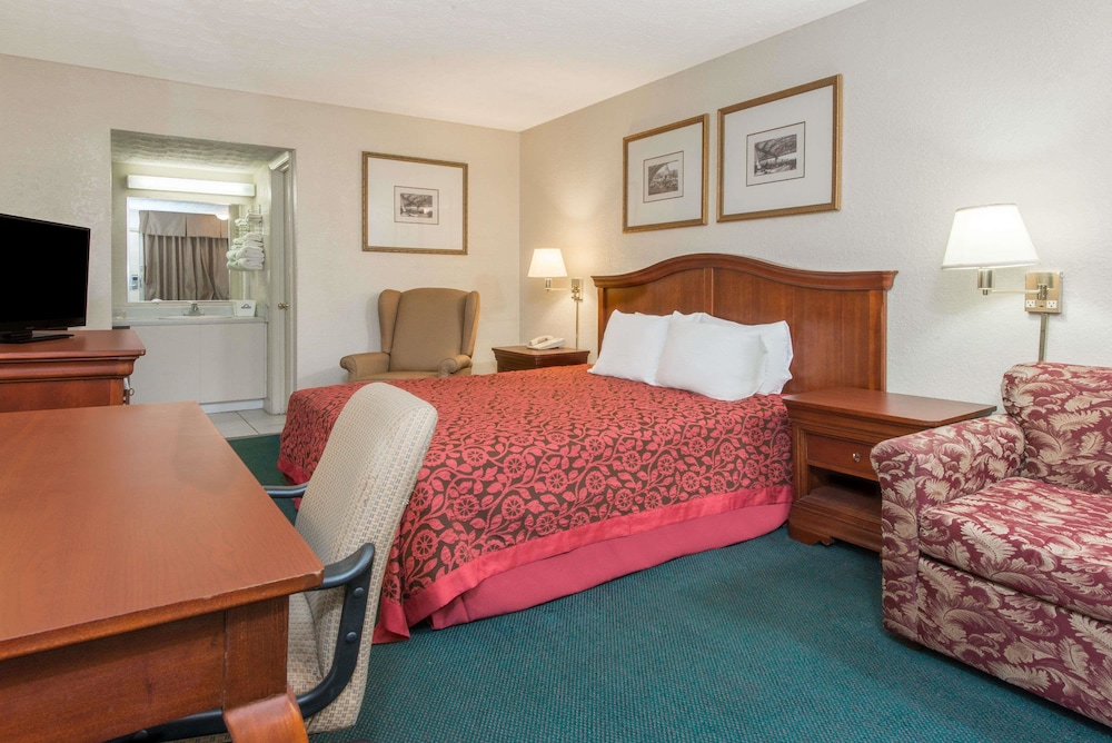Days Inn & Suites By Wyndham Dayton North 7/19