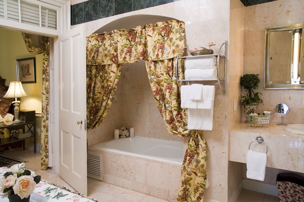 SUITE, KING BED