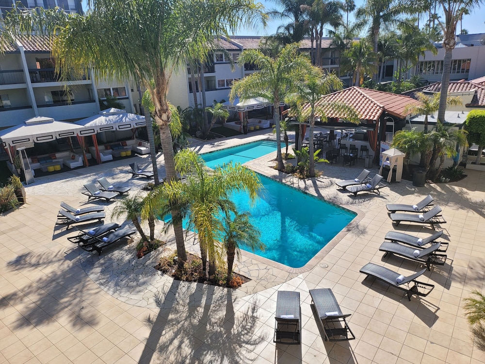 Atrium Hotel at Orange County Airport 10/61