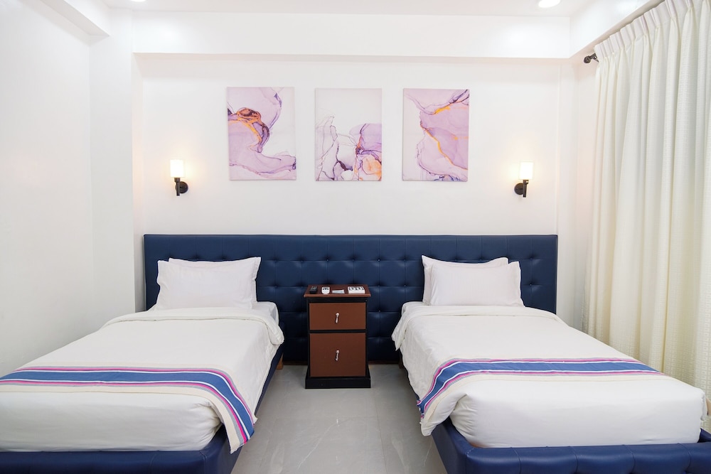 Superior Twin, Le Dream Hotel 2/5