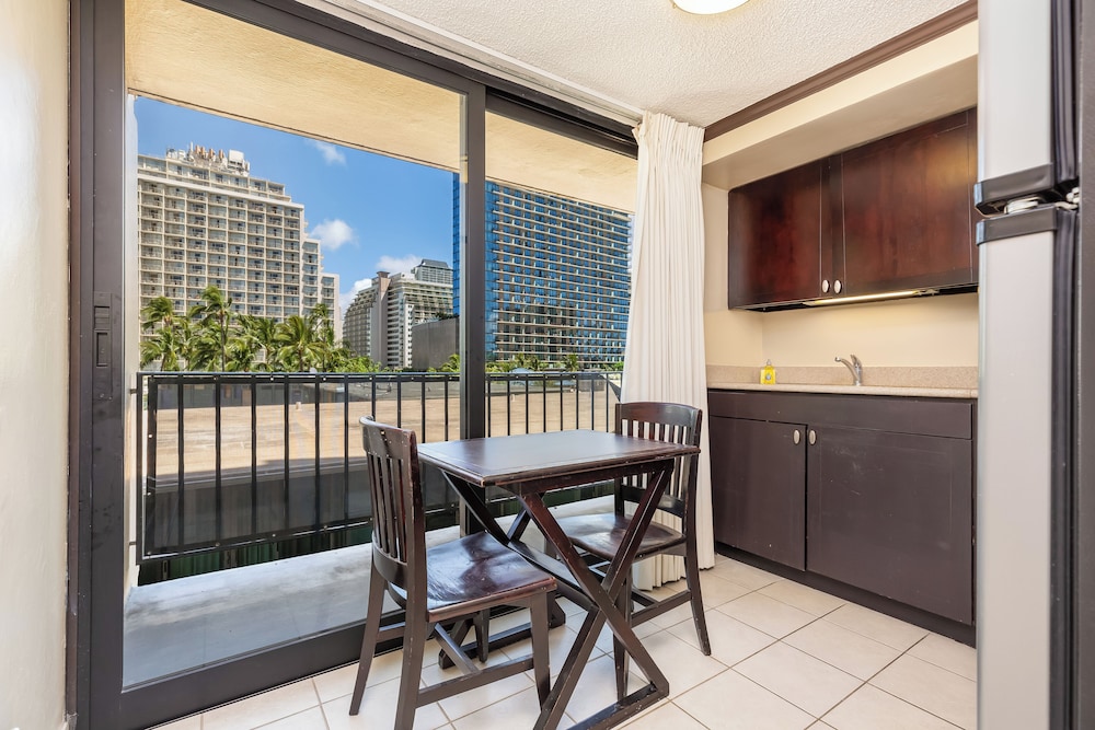 Castle Bamboo Waikiki 14/73