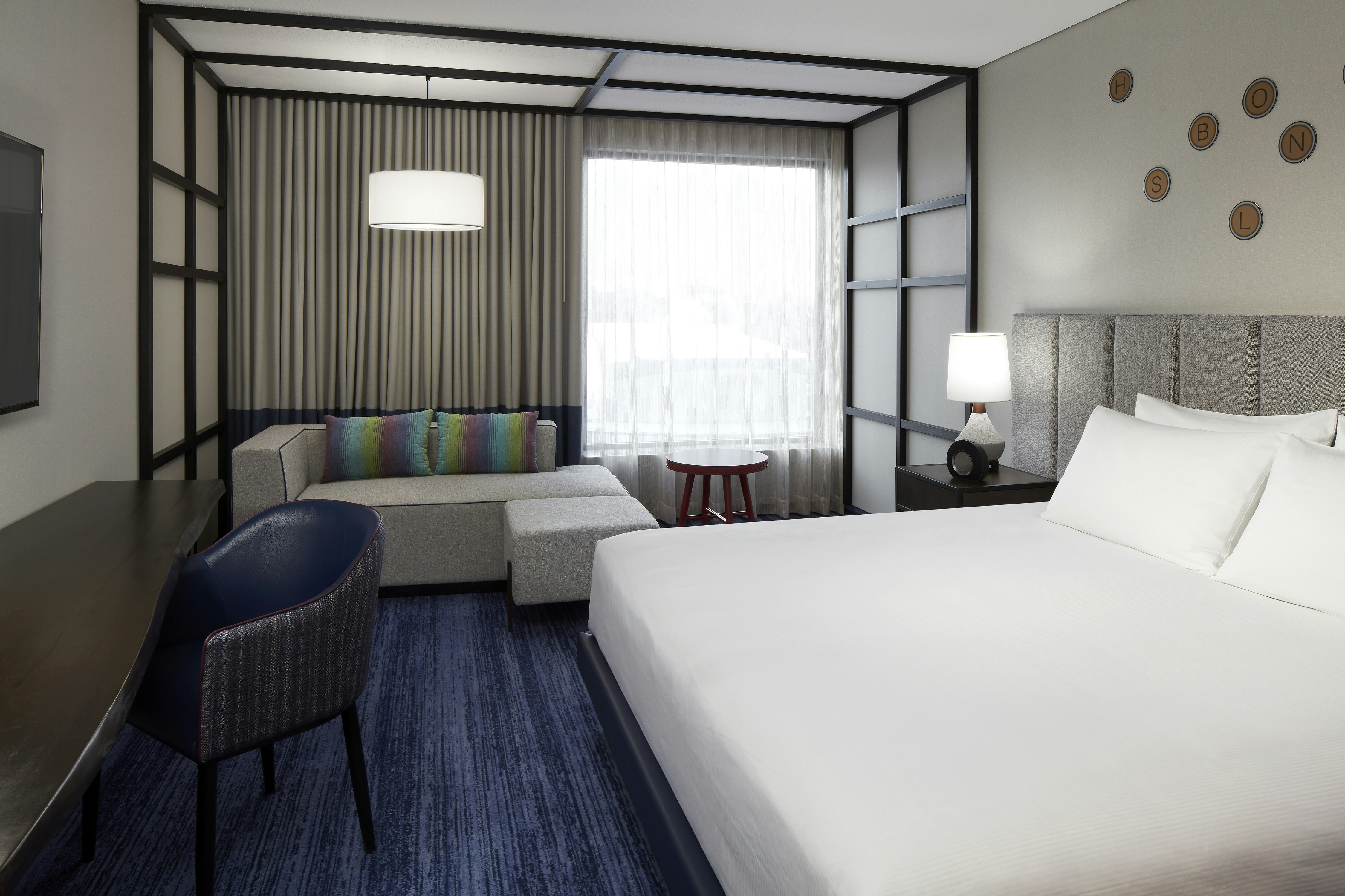 EXECUTIVE, KING BED