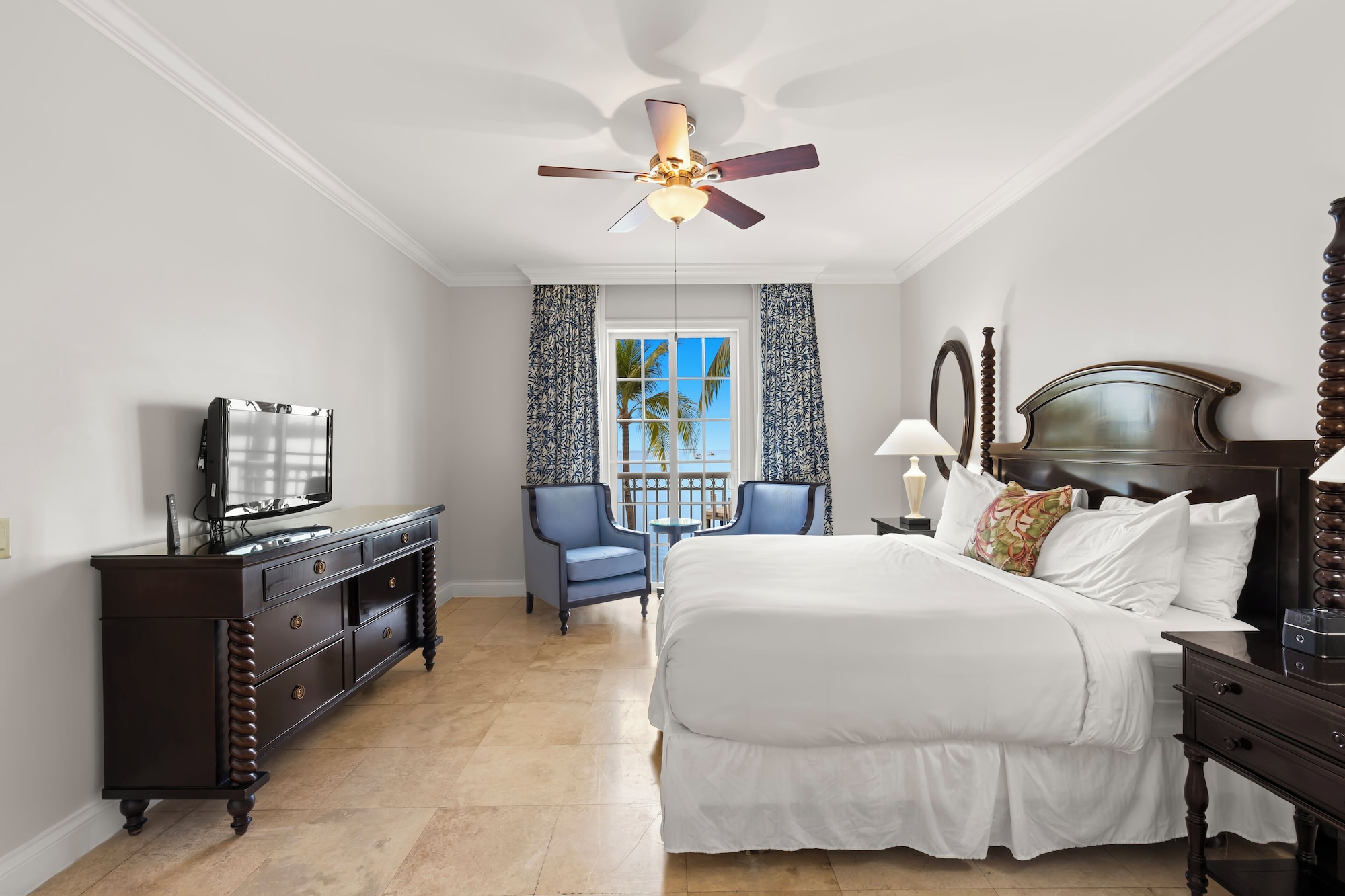1 Bedroom, Suite, King Bed, Ocean Front, Sofa