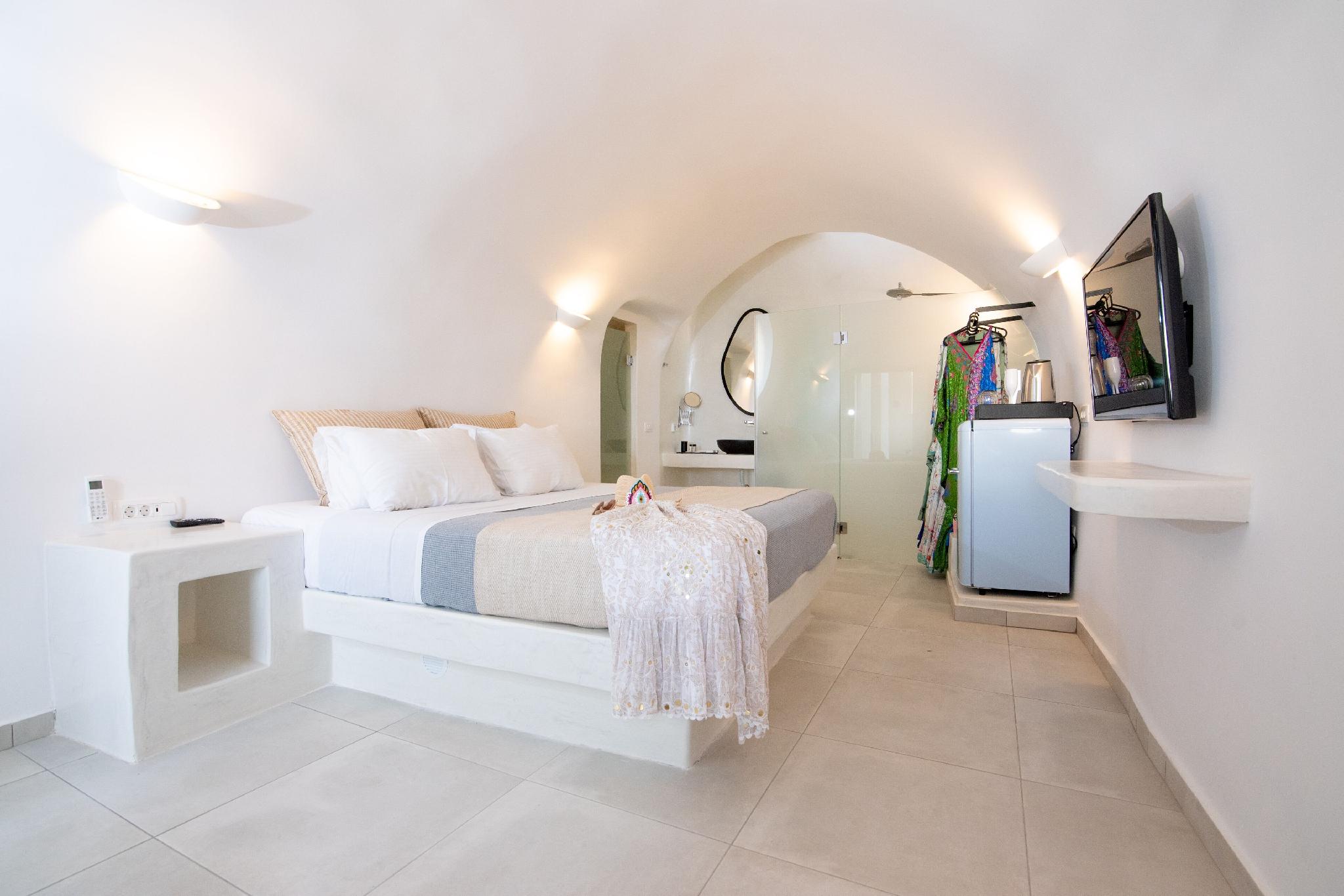 Cave, Suite, King Bed, Caldera View, Outdoor Jetted Tub