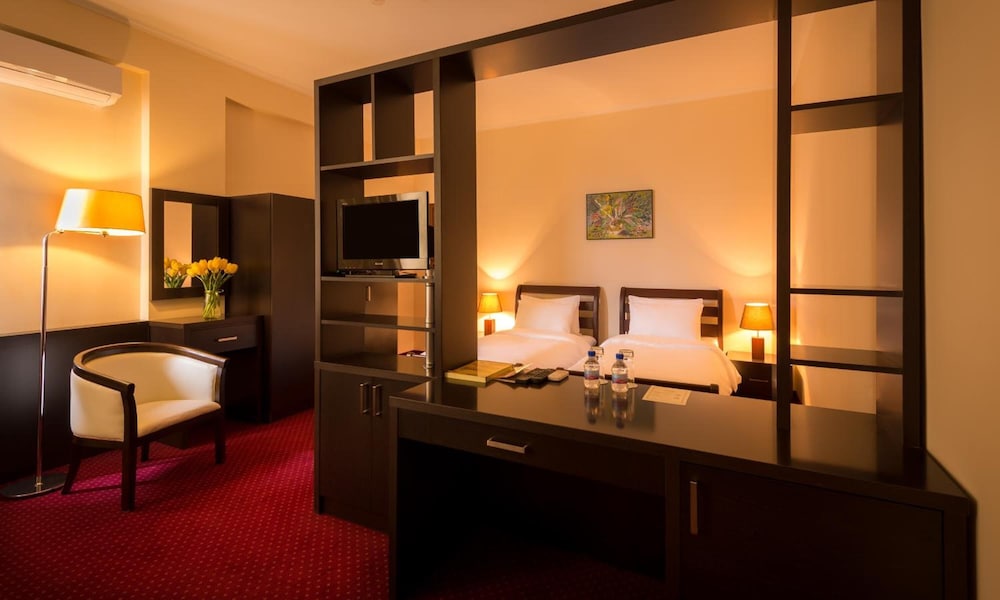 Hotel 14th Floor 40/41