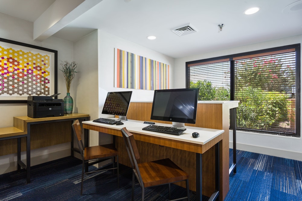 Holiday Inn Express Hotel And Suites Wilmington University Center 48/62