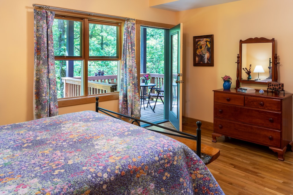 1 KING AND 2 QUEEN BEDS, 4 BUNK BEDS