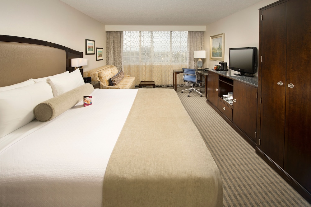 Skybridge Seattle Airport Hotel 5/43