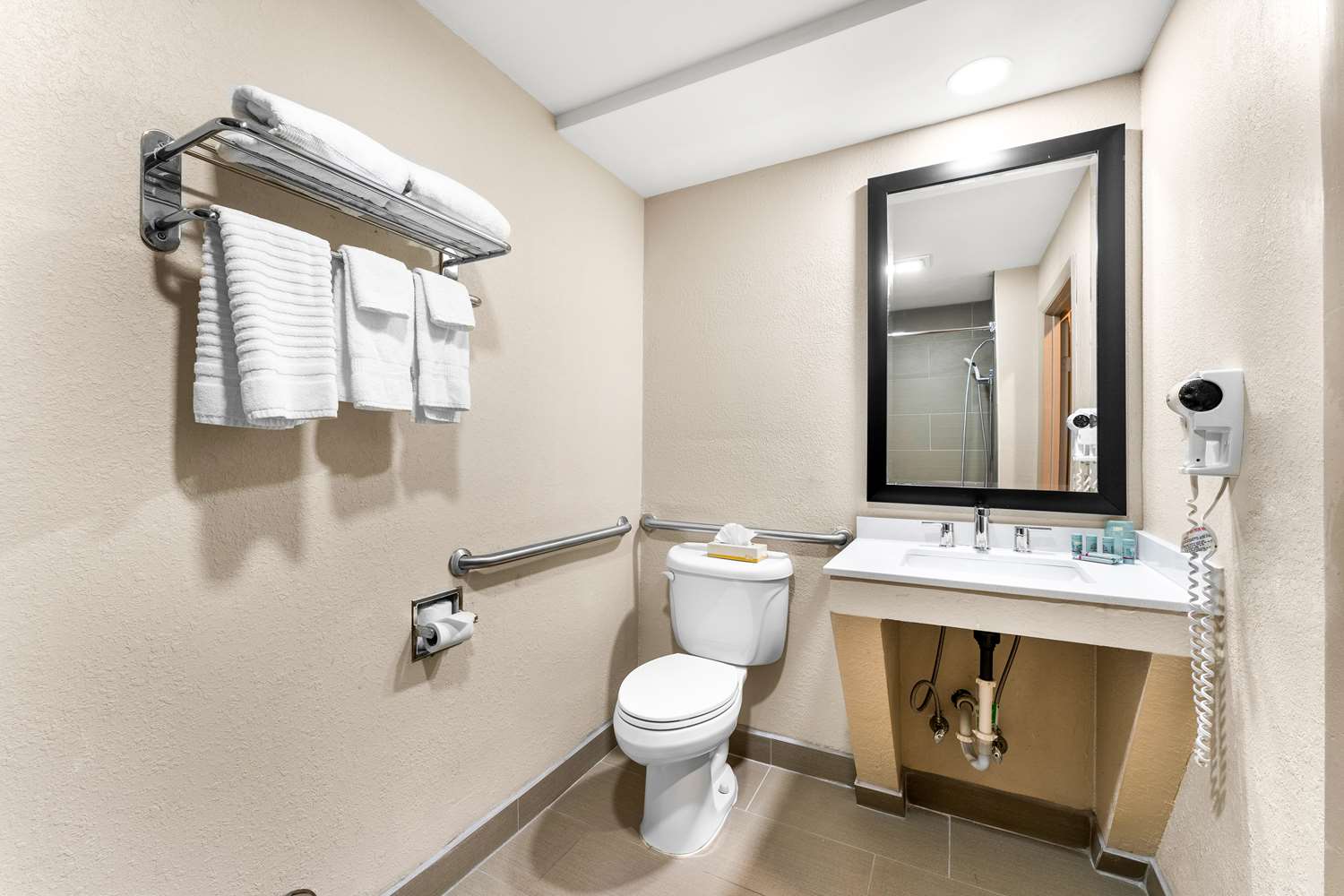 غرفة بسرير كينج مع أريكة لذوي الإعاقة، SureStay Plus by Best Western Reading North 4/5
