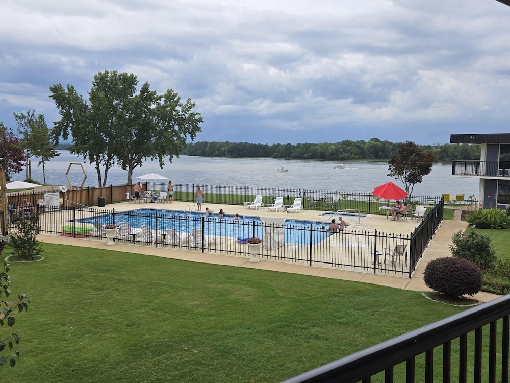Super 8 by Wyndham Riverside AL 38/44