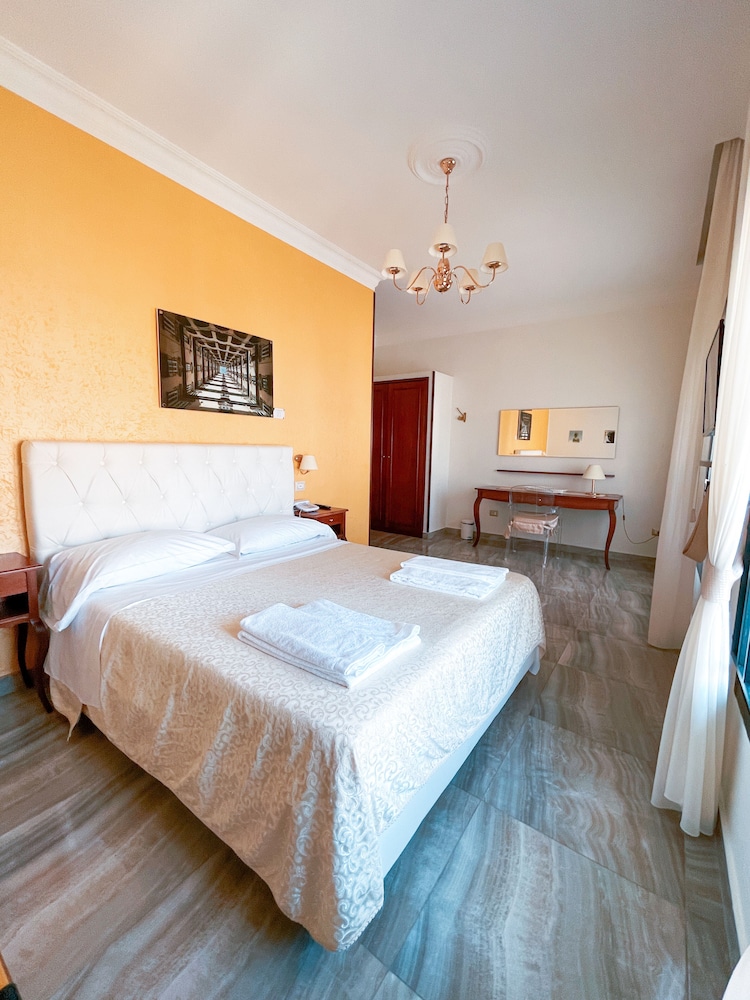 غرفة سوبيريور بسرير مزدوج، Ostello Bello Napoli 4/9