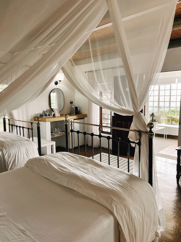 LUXURY, TWIN BEDS