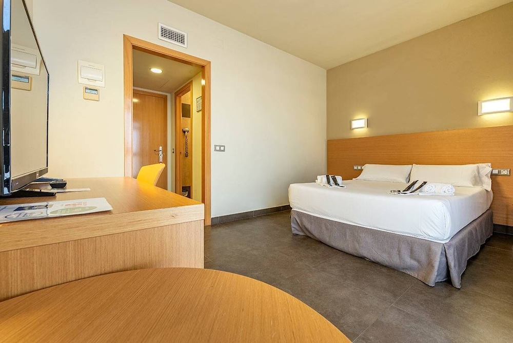 ROOM, QUADRUPLE