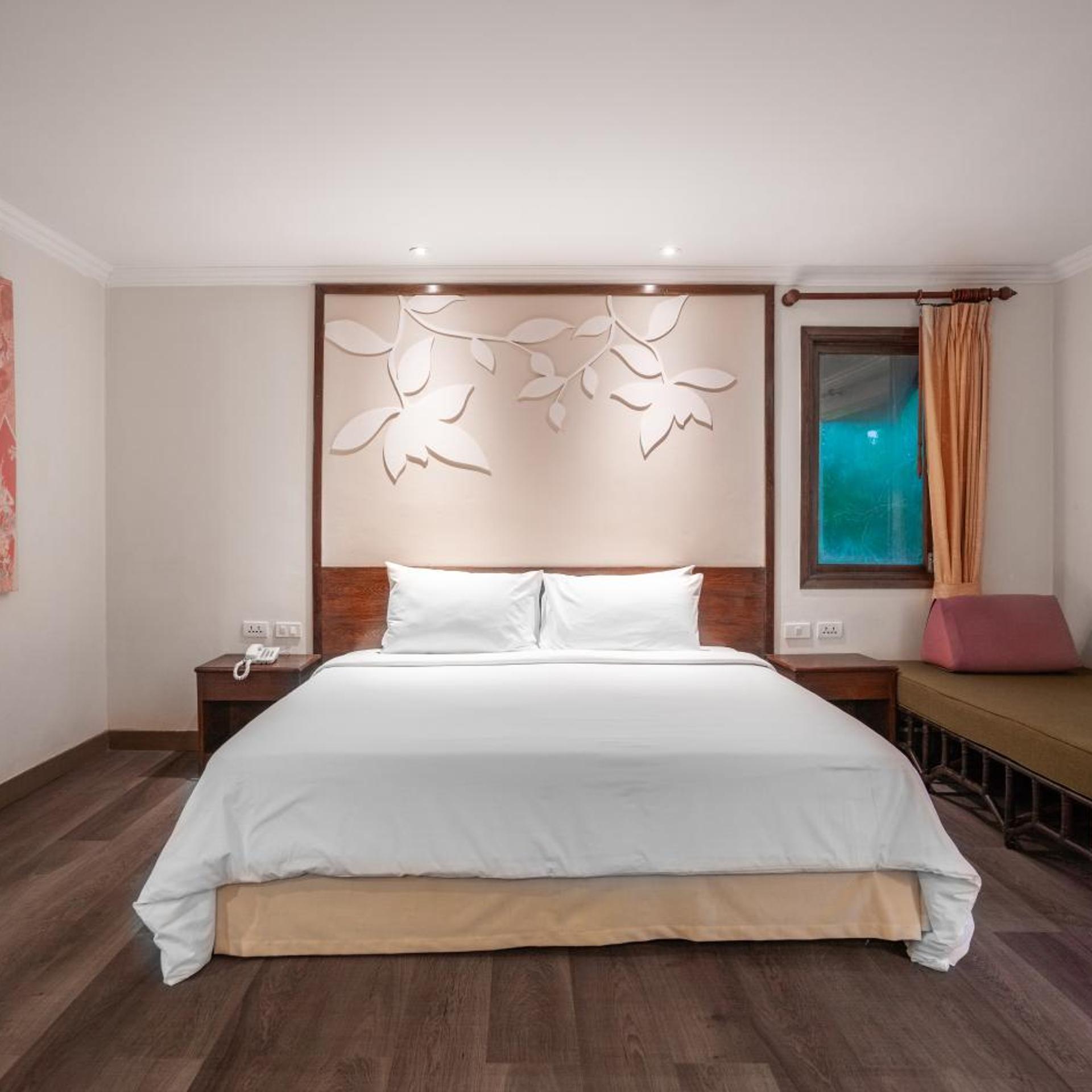 DELUXE, DOUBLE OR TWIN BED