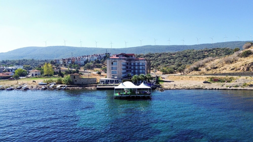 Club Rose Bay Hotel 8/10