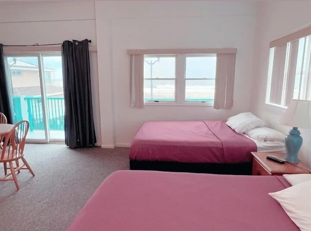 Boardwalk Sand & Surf Inn Oceanfront 35/55