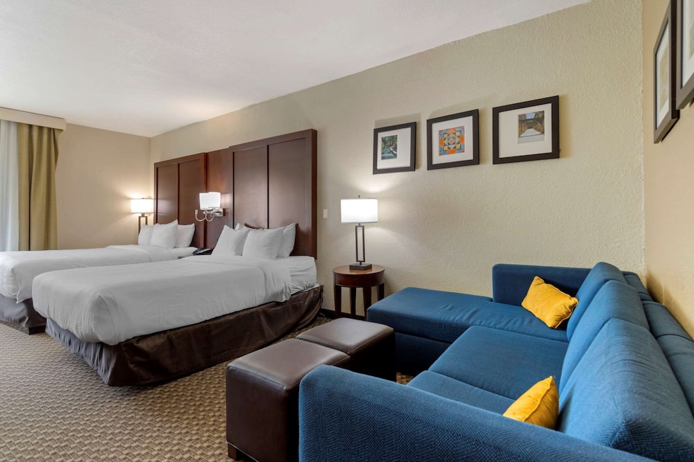 Comfort Inn & Suites Near Six Flags & Medical Center 12/36