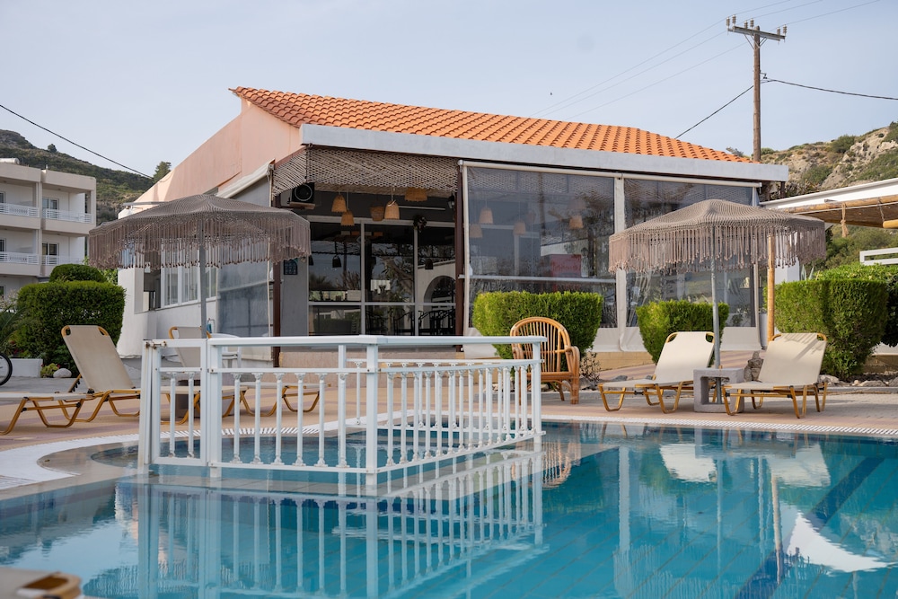 Maroula Blue Studios And Suites 2/70