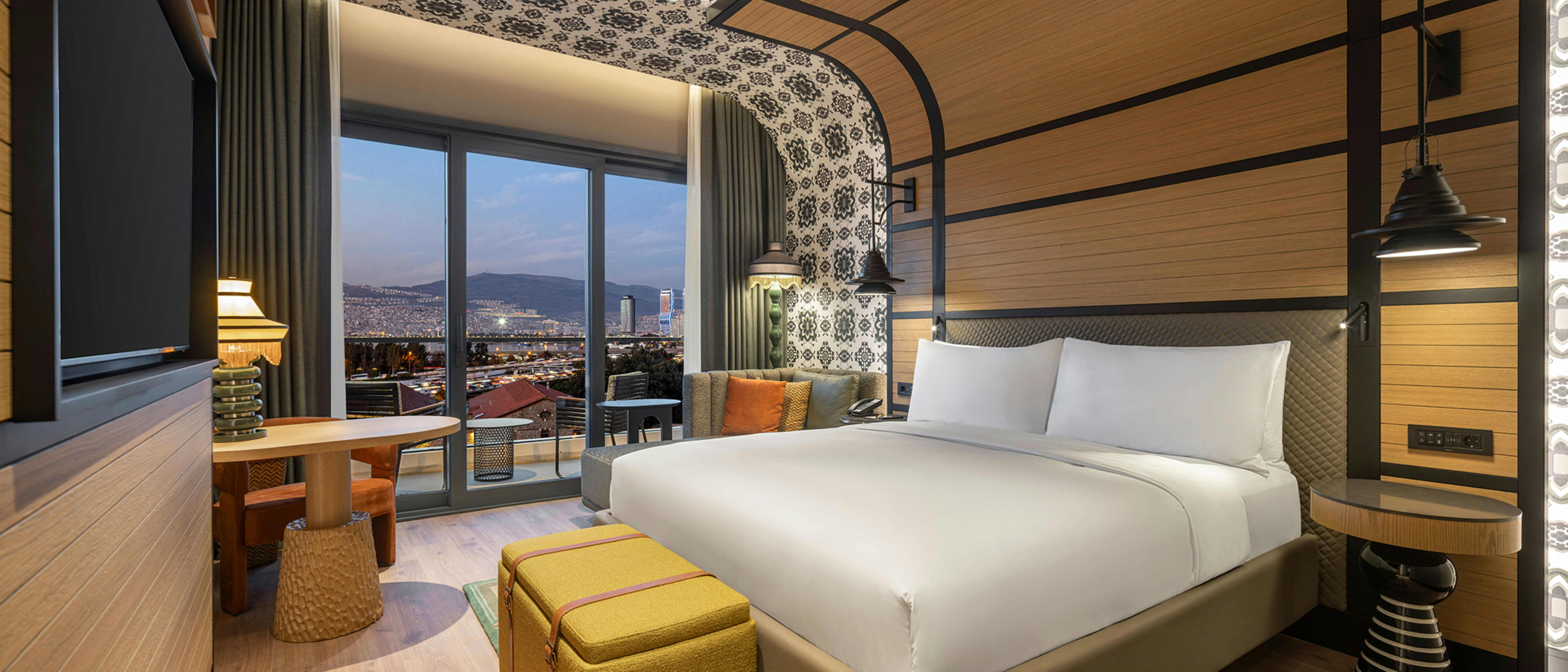 ROOM, KING BED