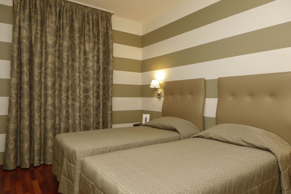 ROOM, TRIPLE