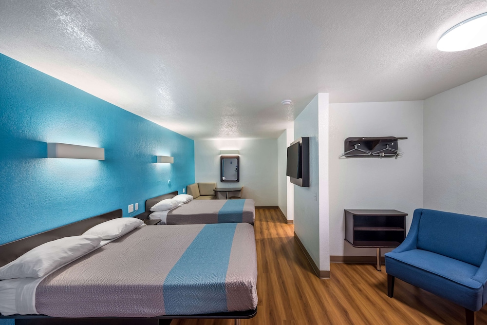 2 Queen Beds - Non-Smoking, Micfridge