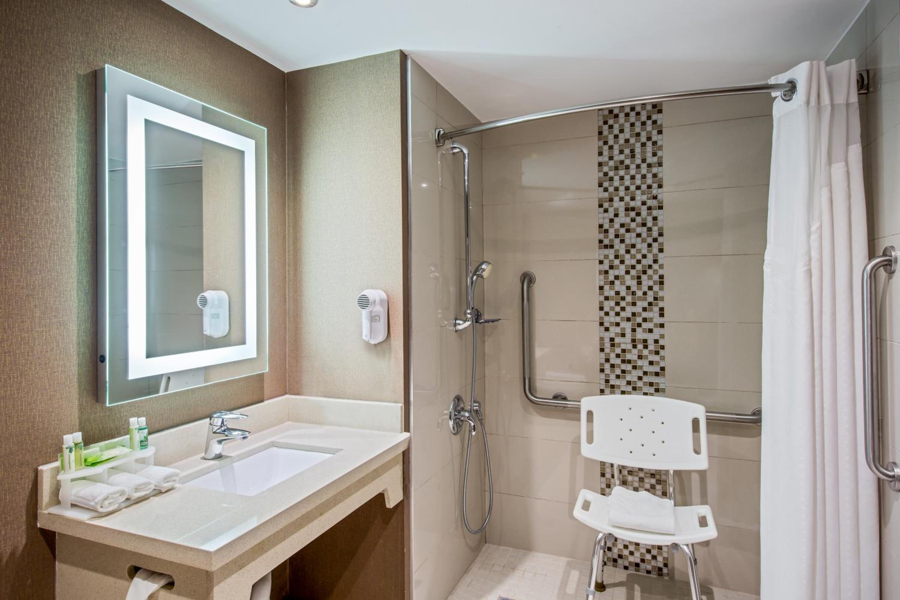 غرفة رباعية بسريرين كوين بحوض استحمام لذوي الإعاقة، Quality Inn & Suites Regina Downtown 3/3