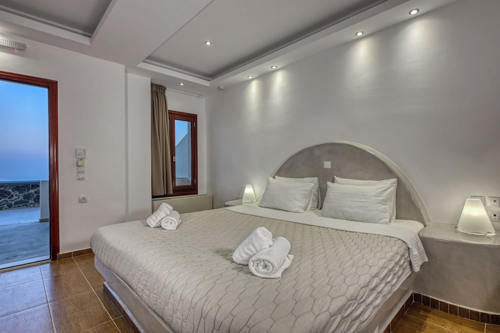 Petite, Suite, King Bed, Hot Tub