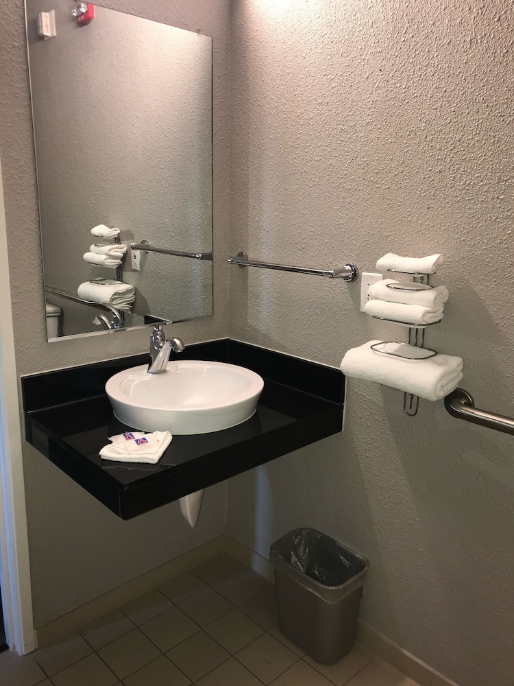 Motel6 Fort Wayne, IN 60/62