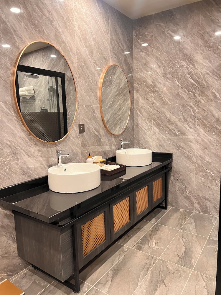 Bedrock Hotel 8/50