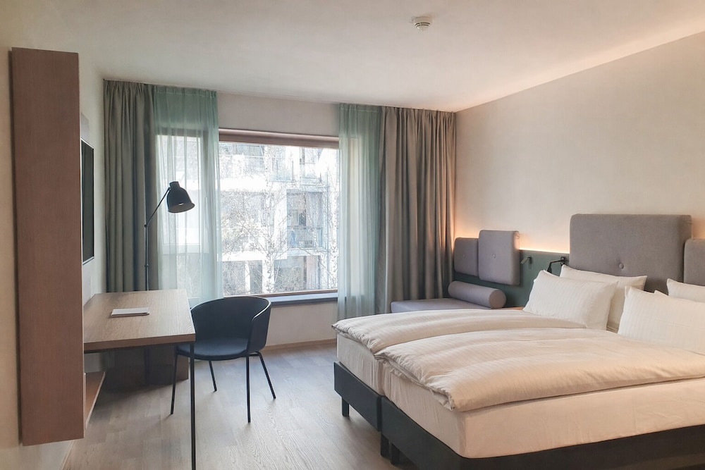 Big, Courtyard, Twin Beds, Sofa