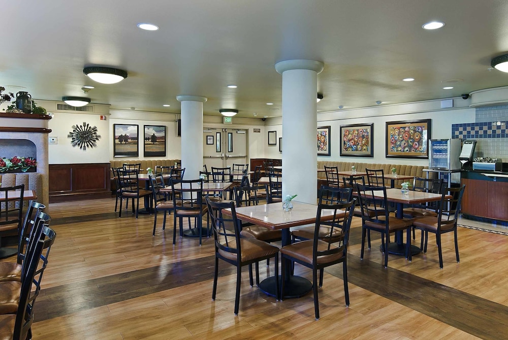 Oxford Suites Yakima 33/45