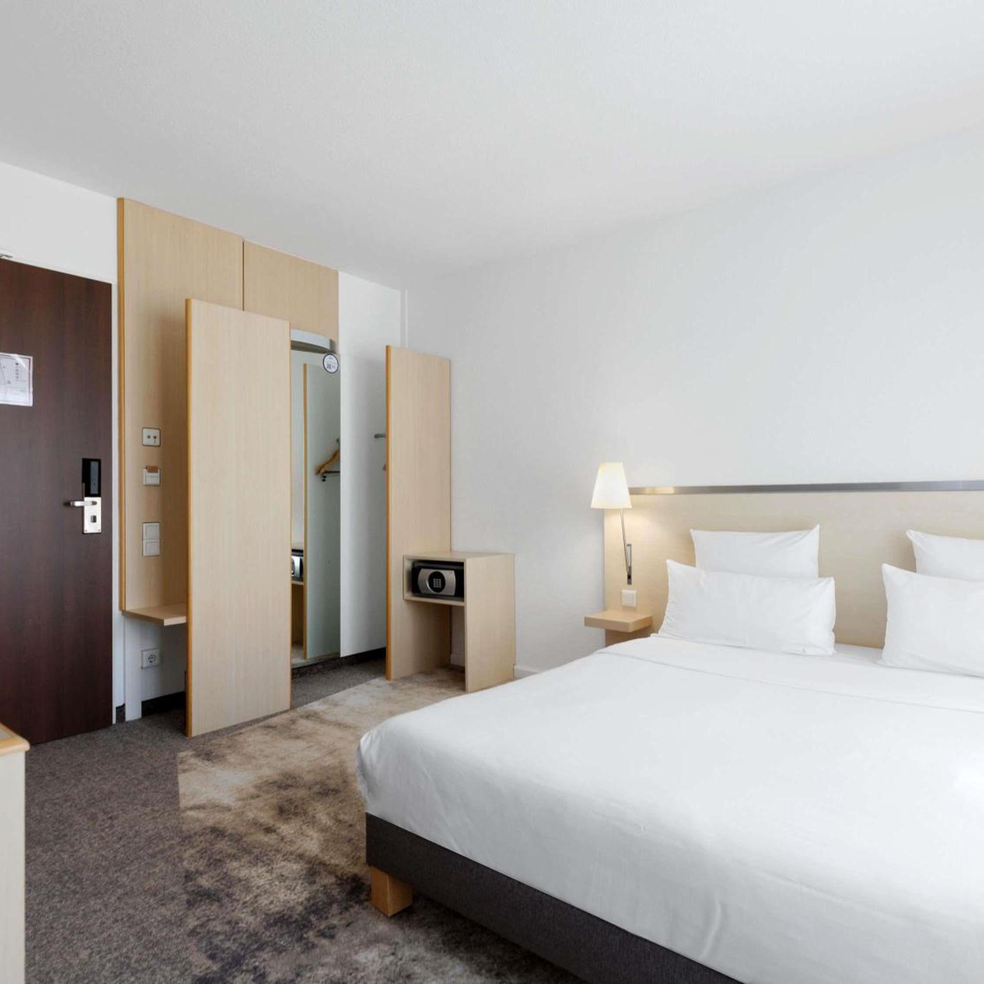 غرفة قياسية بسرير كوين لذوي الإعاقة، Novotel Berlin Mitte 2/7