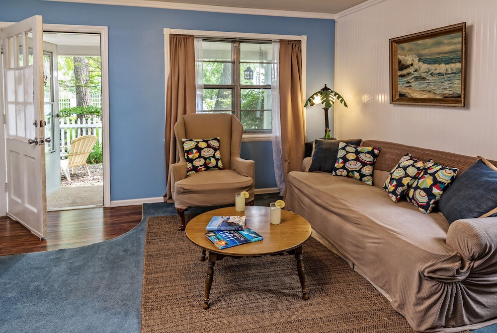 Silver Heart Inn and Cottages 49/70