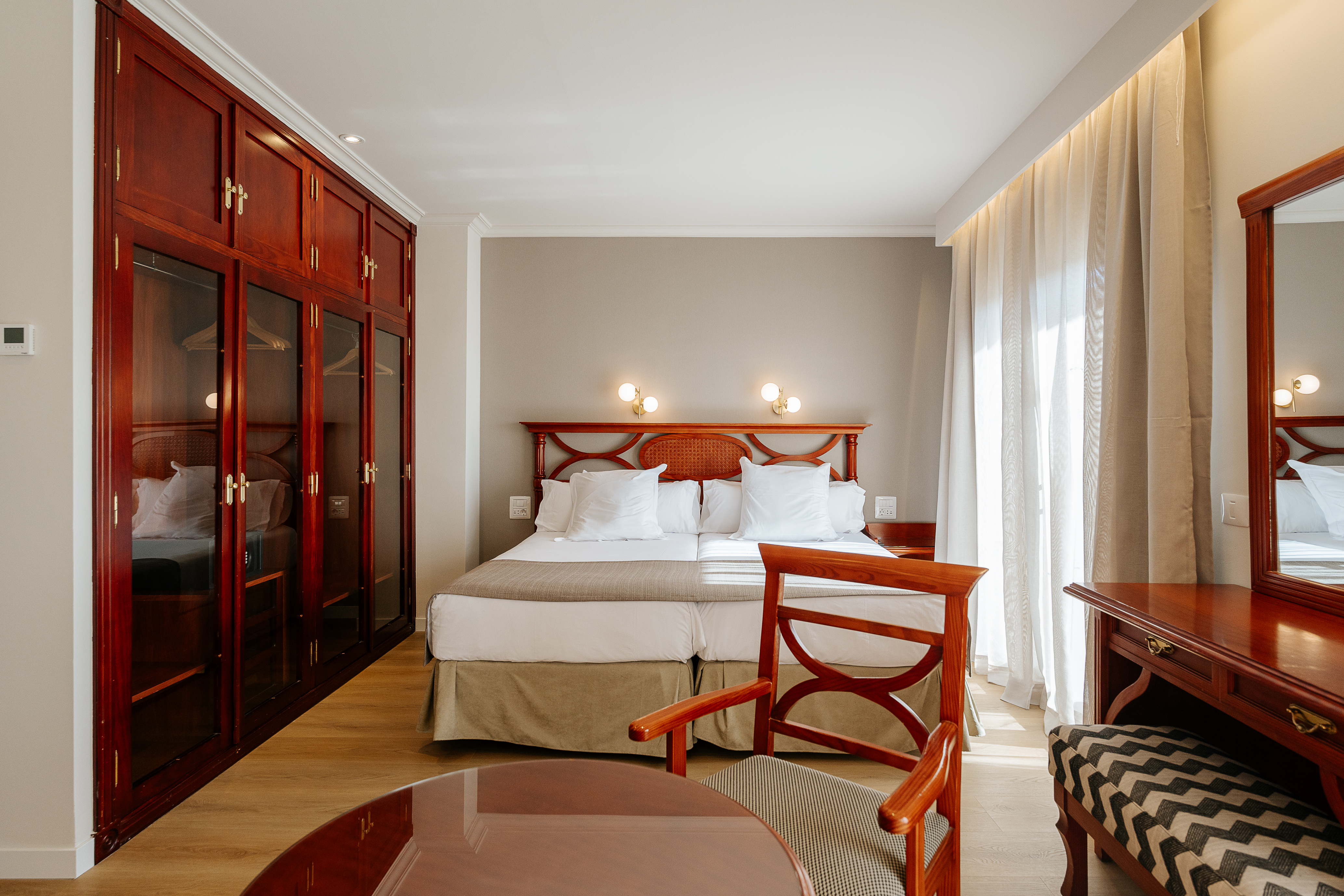 Room, Triple