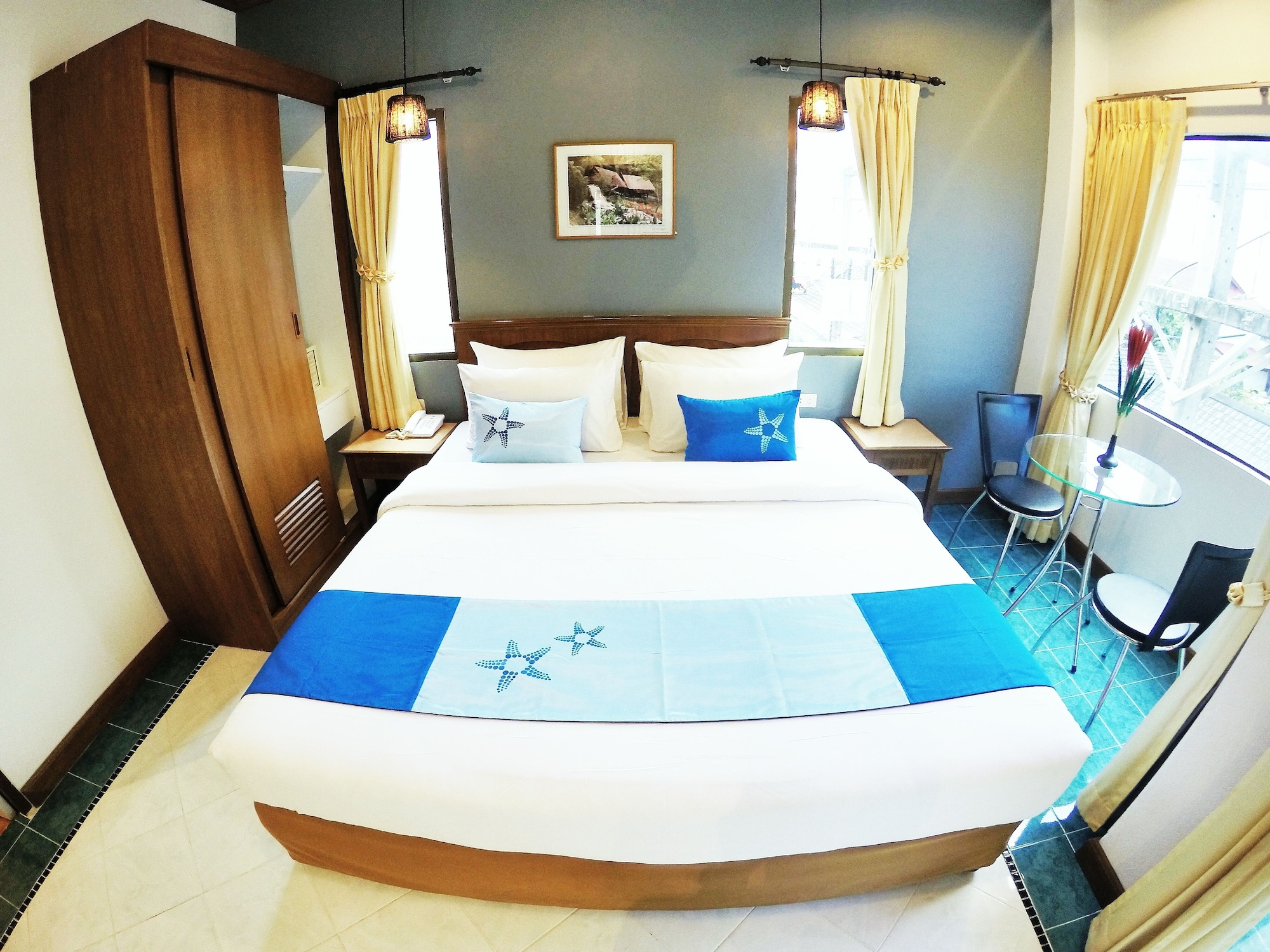 DELUXE, KING BED