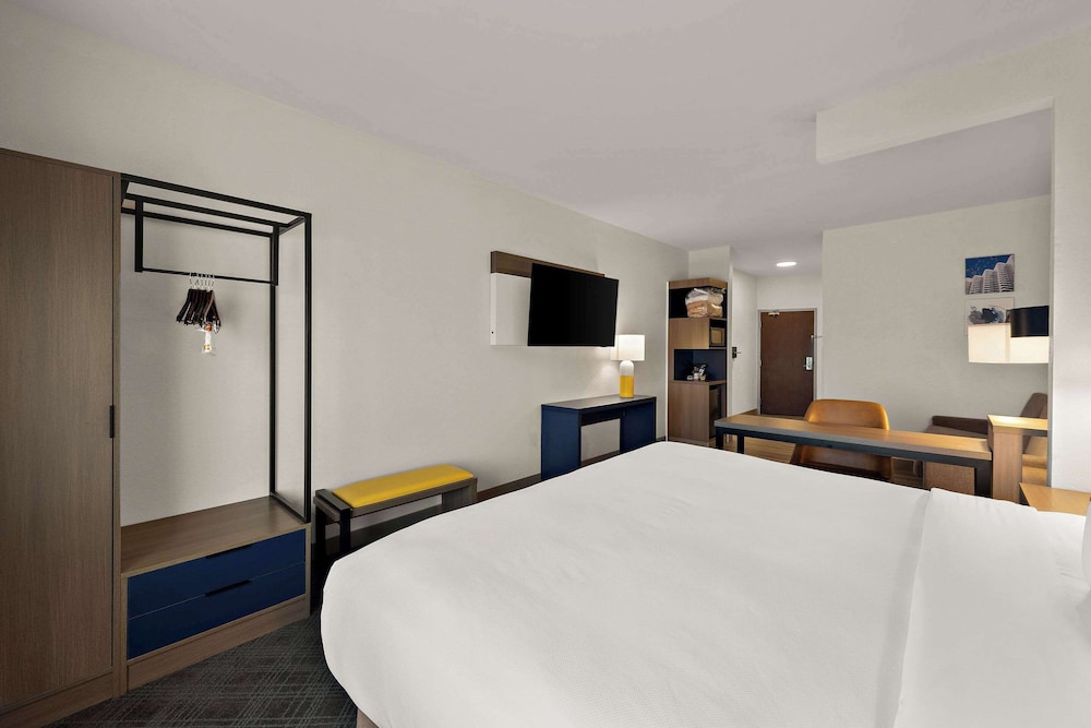 SUITE, KING BED