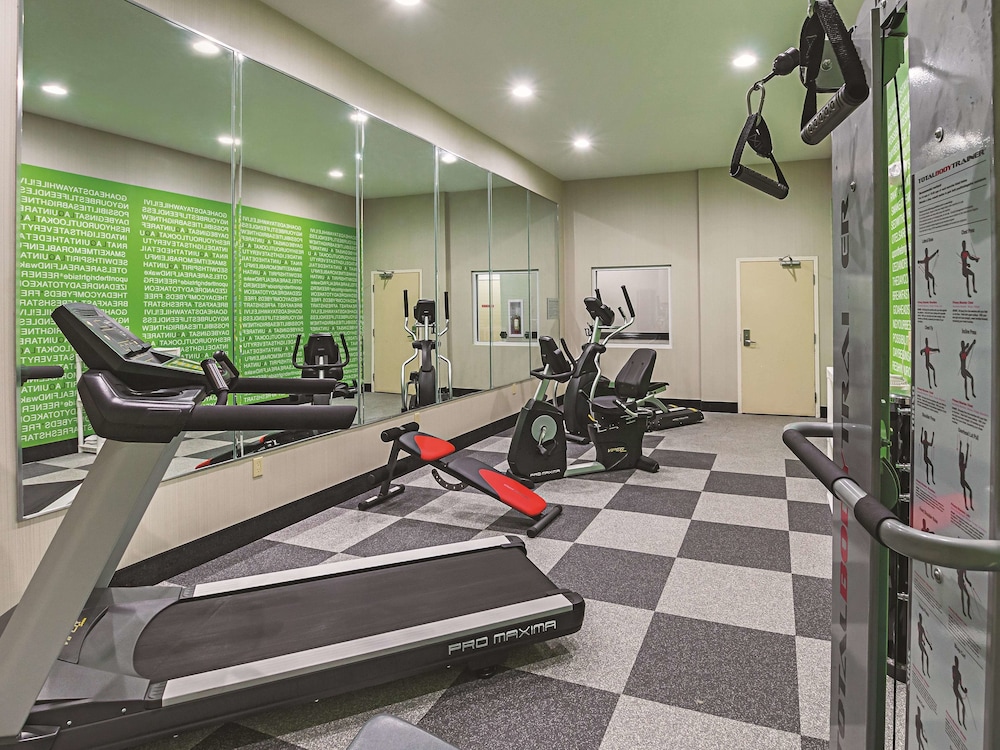 La Quinta Inn & Suites by Wyndham Ft. Worth - Forest Hill TX 24/49