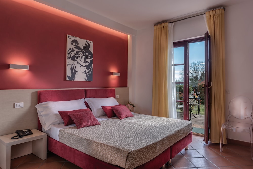 2 BEDROOMS, FAMILY SUITE, QUEEN AND TWIN BEDS, PATIO, GROUND FLOOR