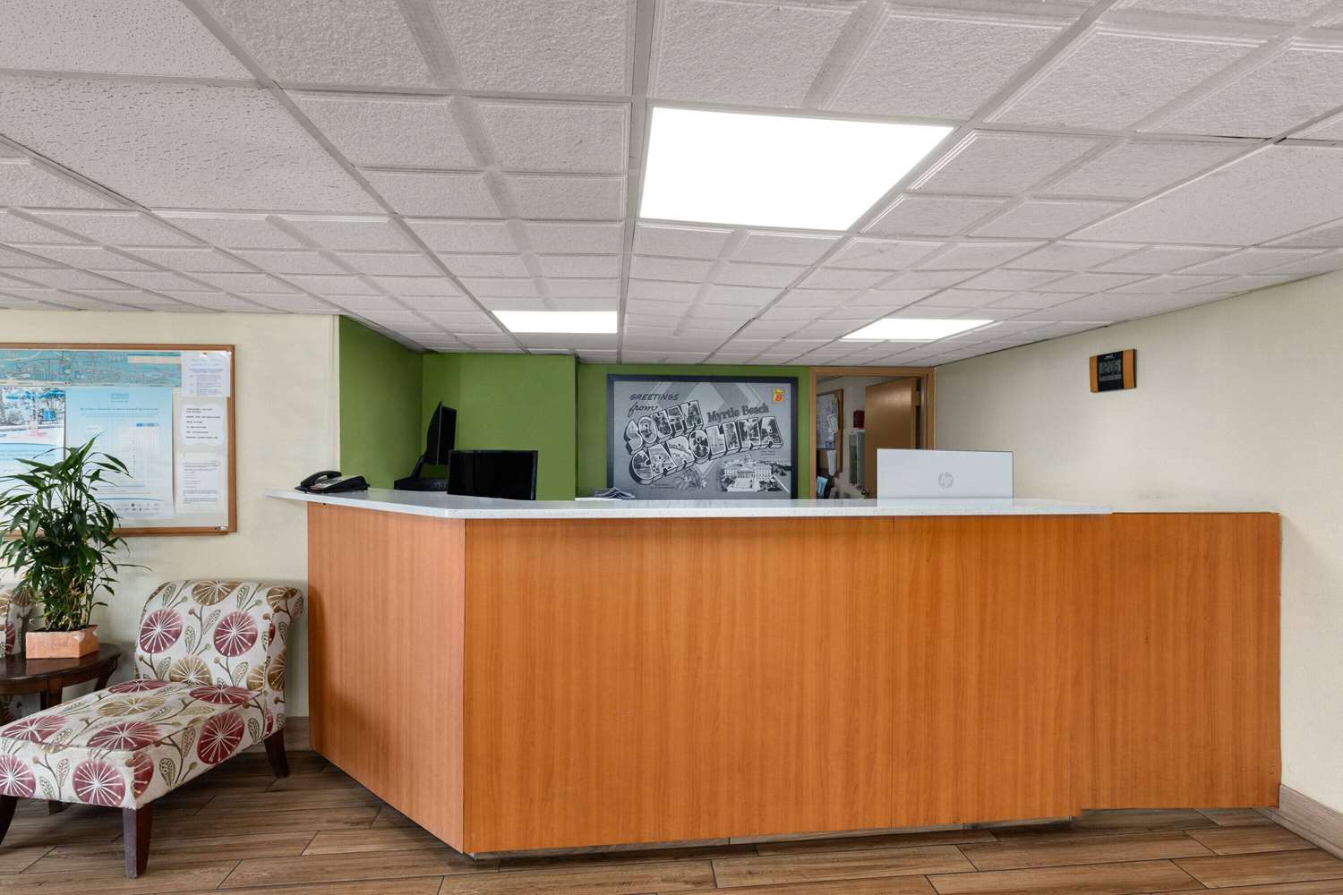 Super 8 by Wyndham Myrtle Beach/Market Common Area 5/35