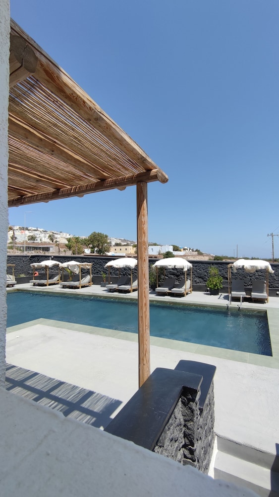 The Noverian Bios Santorini Boutique Hotel 71/78