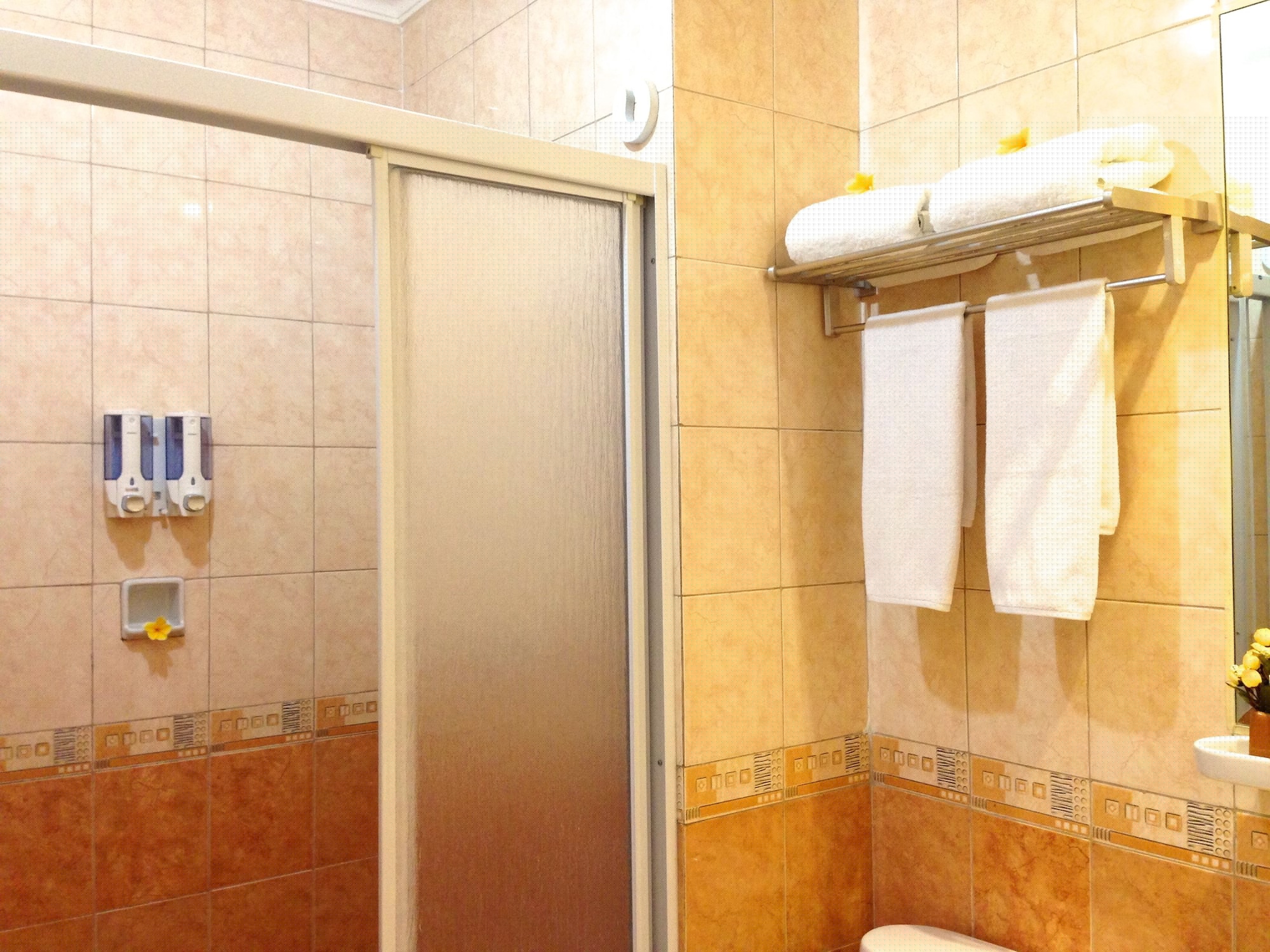 شقة بسرير كينج وسرير كوين بغرفتي نوم مع أريكة، Ravarine Suite Apartment 4/4