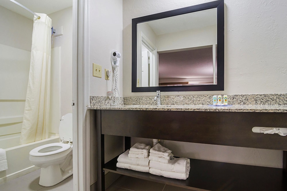 Quality Inn Raeford, NC 19/31