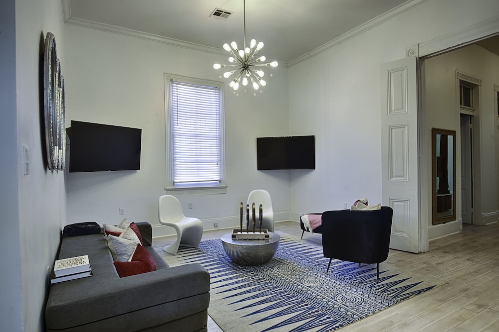 Best Location 7BR Next to FR Quarter! By YouRent 24/48