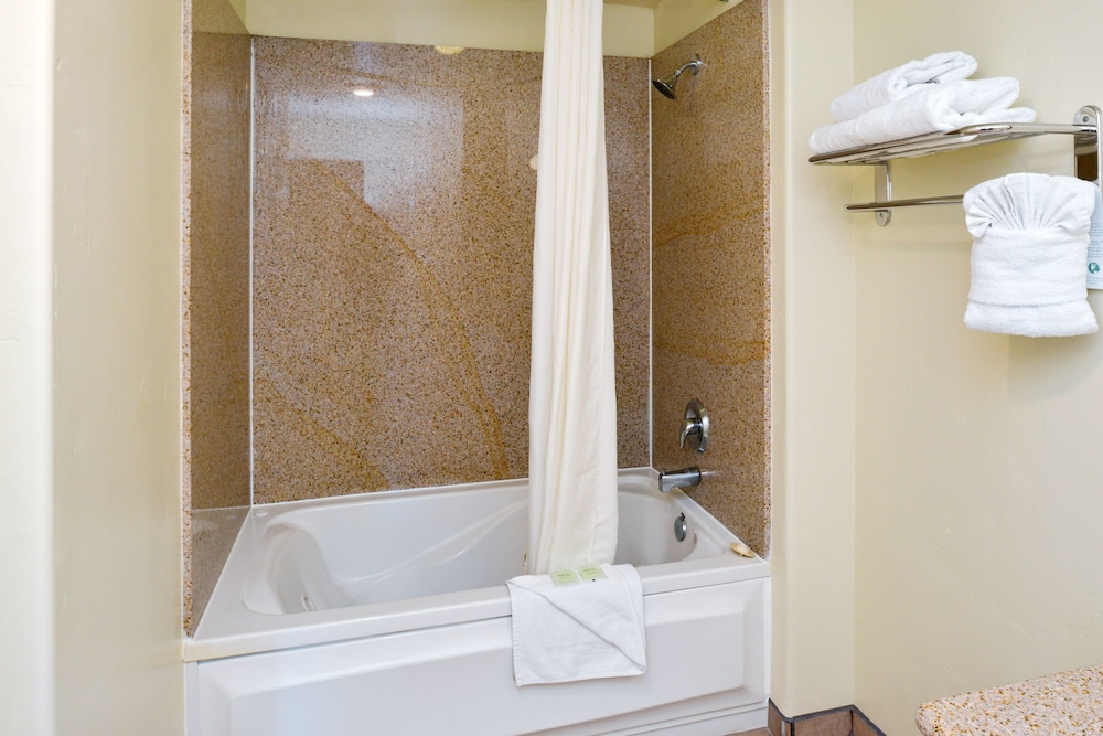 Edgewater Inn And Suites 75/76