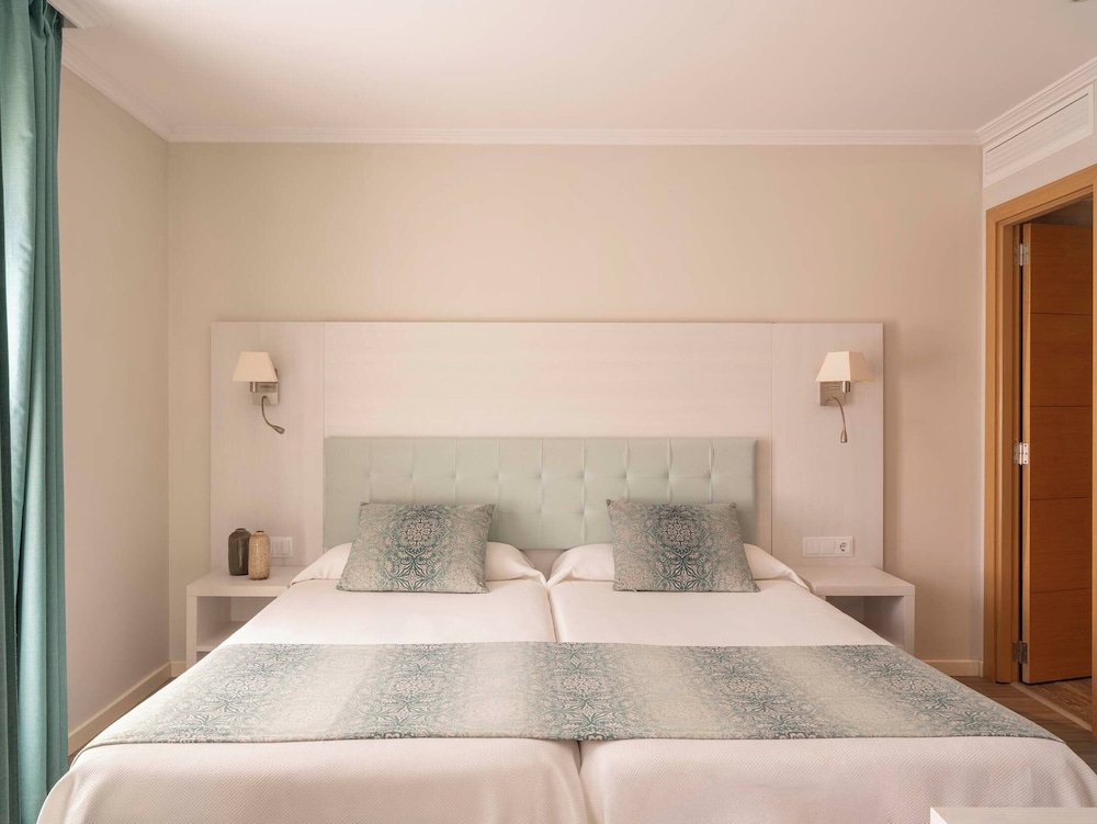 غرفة ديلوكس ثلاثية بسريرين منفصلين بشرفة مع أريكة