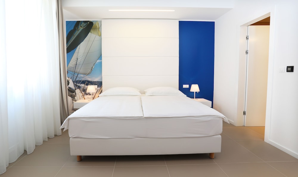 DELUXE, DOUBLE BED, CITY VIEW