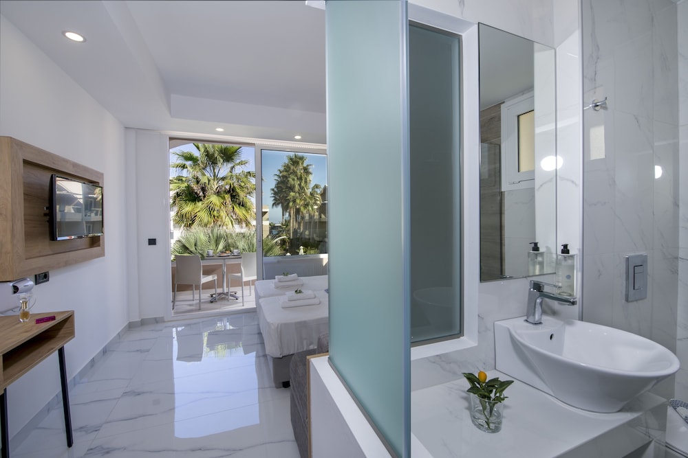 غرفة سوبيريور بسريرين منفصلين بإطلالة على المسبح مع أريكة، Marika Hotel Chania 6/6