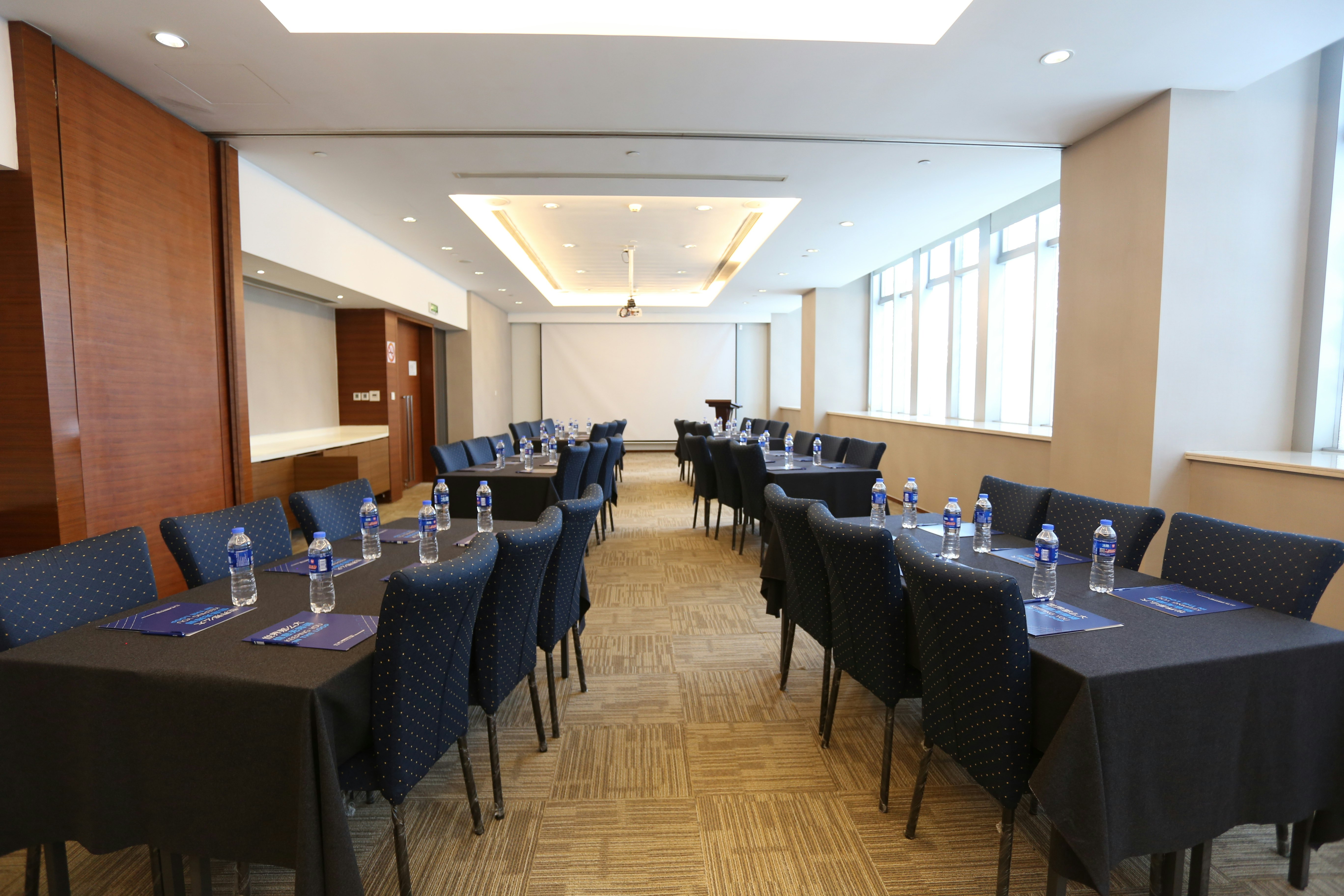 HOLIDAY INN EXPRESS SHANGHAI JINSHA 38/50