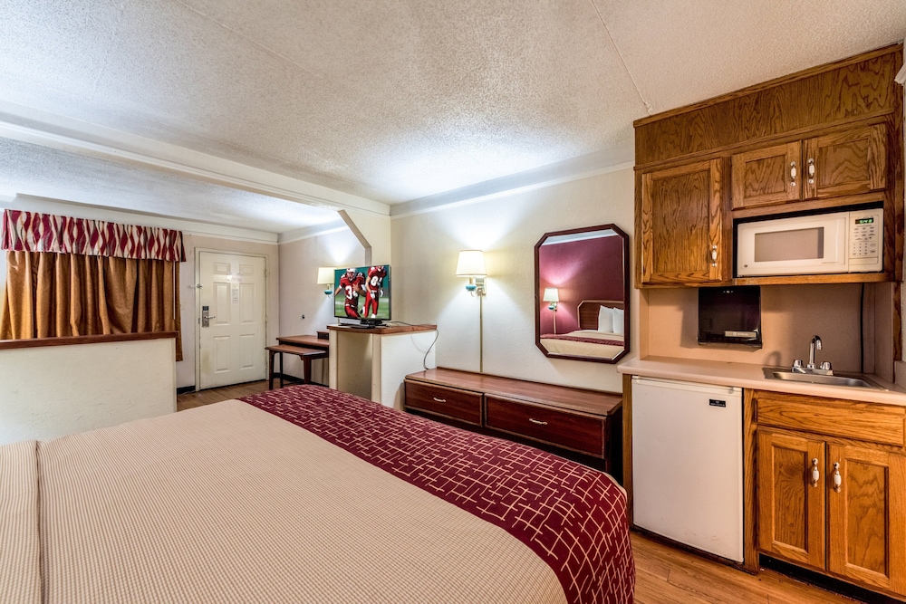 Red Roof Inn & Suites Clinton 23/41