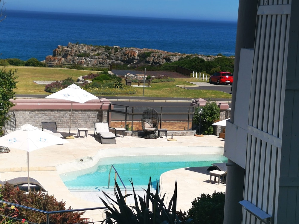Misty Waves Boutique Hotel 67/79